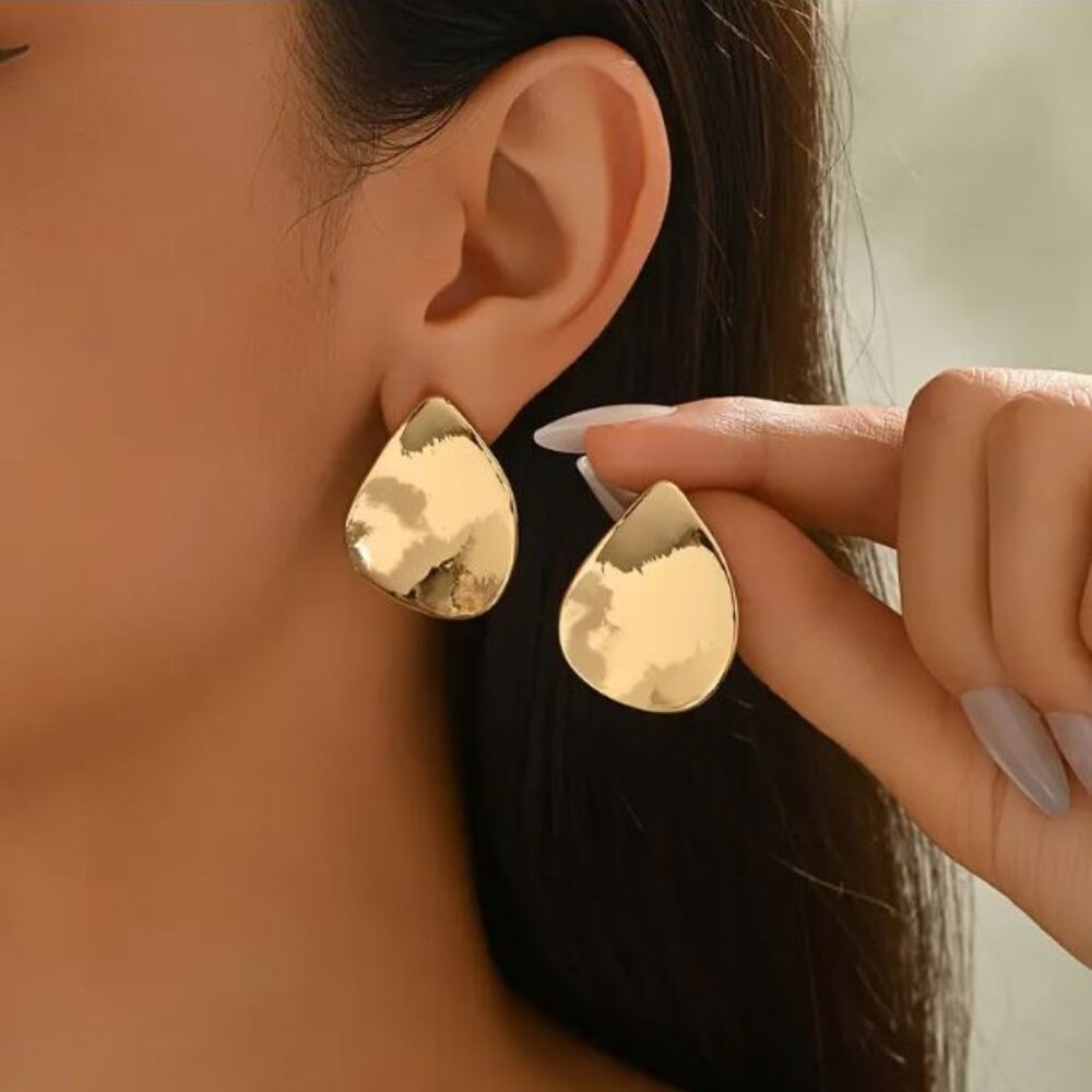NEW Seana Minimalist Pale Matte Gold Curved Earrings - Picture 1 of 3